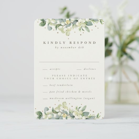 Crème Snowberry + Eucalyptus Edged Winter Bruiloft RSVP Kaartje (Staand voorkant)