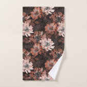 Crème, teracote bloemen op een donkerbruine achter bad handdoek (Handdoek)