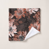 Crème, teracote bloemen op een donkerbruine achter bad handdoek (Wasdoekje)