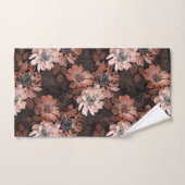 Crème, teracote bloemen op een donkerbruine achter bad handdoek (Handdoek)