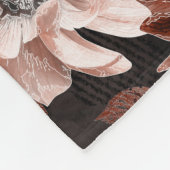 Crème, teracote bloemen op een donkerbruine achter fleece deken (Hoek)