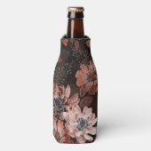 Crème, teracote bloemen op een donkerbruine achter flesjeskoeler (Fles Voorkant)