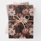 Crème, teracote bloemen op een donkerbruine achter inpakpapier vel (In situ)