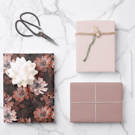 Crème, teracote bloemen op een donkerbruine achter inpakpapier vel (Voorkant)