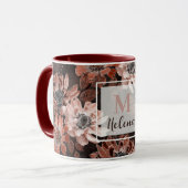 Crème, teracote bloemen op een donkerbruine achter mok (Voorkant links)