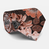 Crème, teracote bloemen op een donkerbruine achter stropdas (Opgerold)