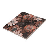 Crème, teracote bloemen op een donkerbruine achter tegeltje (Zijkant)