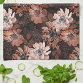 Crème, teracote bloemen op een donkerbruine achter theedoek (Gevouwen)