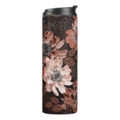 Crème, teracote bloemen op een donkerbruine achter thermosbeker (Gedraaid links)