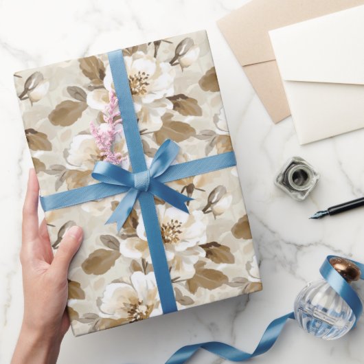 Crème Wit Bruin Bloemige Verjaardag Cadeaupapier (Geschenken)