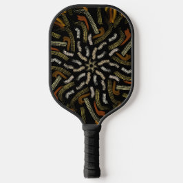 Crèmegele kleuren in geharke patroon op zwart pickleball paddle