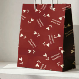 Crèmescript-harten op bordeauxrood - Valentijn-pat Medium Cadeauzakje