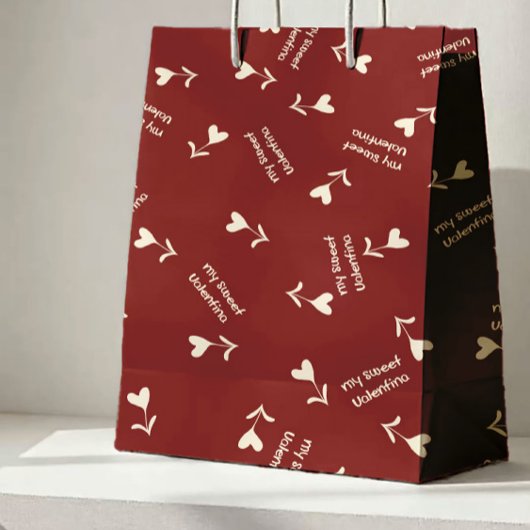 Crèmescript-harten op bordeauxrood - Valentijn-pat Medium Cadeauzakje