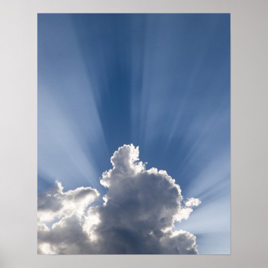 Crepusculaire of Gods rays strekken voorbij de wol Poster (Voorkant)