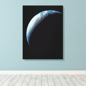 Crescent Earth genomen van de Apollo 4 missie. 2 Canvas Afdruk (Insitu (Houten vloer))