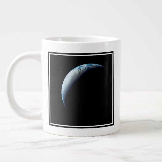 Crescent Earth genomen van de Apollo 4 missie. 2 Grote Koffiekop (Links)