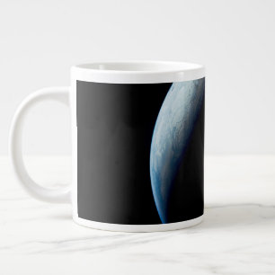 Crescent Earth genomen van de Apollo 4 missie. 2 Grote Koffiekop