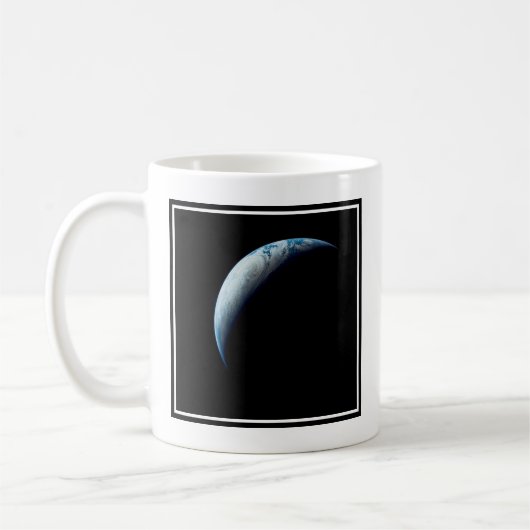 Crescent Earth genomen van de Apollo 4 missie. 2 Koffiemok (Links)