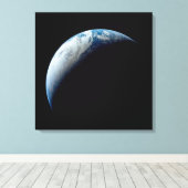 Crescent Earth genomen van de Apollo 4 missie. Canvas Afdruk (Insitu (Houten vloer))