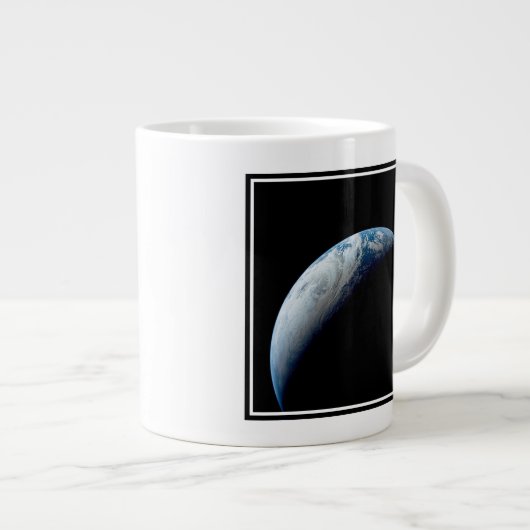 Crescent Earth genomen van de Apollo 4 missie. Grote Koffiekop (Voorkant rechts)