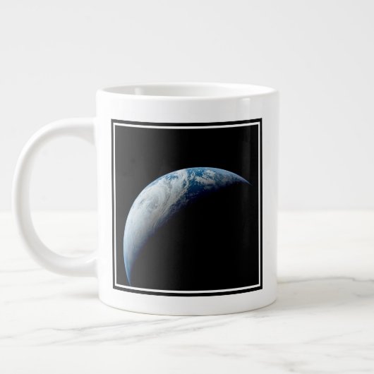Crescent Earth genomen van de Apollo 4 missie. Grote Koffiekop (Links)
