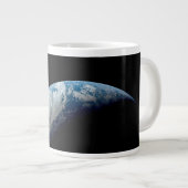 Crescent Earth genomen van de Apollo 4 missie. Grote Koffiekop (Voorkant rechts)