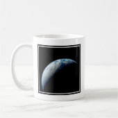 Crescent Earth genomen van de Apollo 4 missie. Koffiemok (Links)