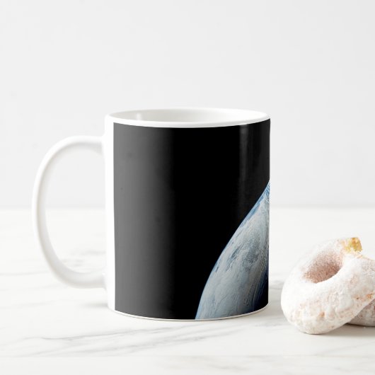 Crescent Earth genomen van de Apollo 4 missie. Koffiemok (Met donut)