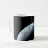 Crescent Earth genomen van de Apollo 4 missie. Koffiemok (Voorkant links)