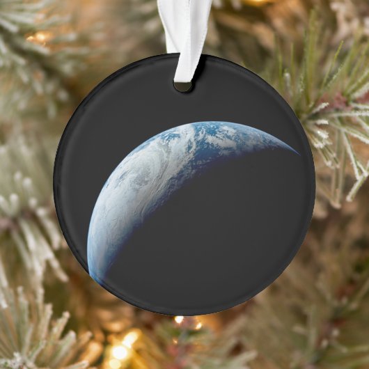 Crescent Earth genomen van de Apollo 4 missie. Ornament (Boom)