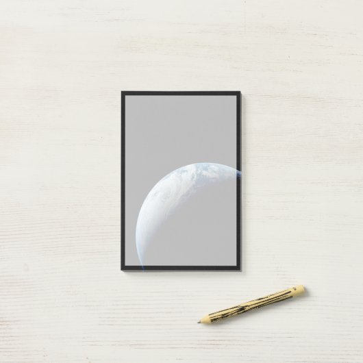 Crescent Earth genomen van de Apollo 4 missie. Post-it® Notes (Op bureau)