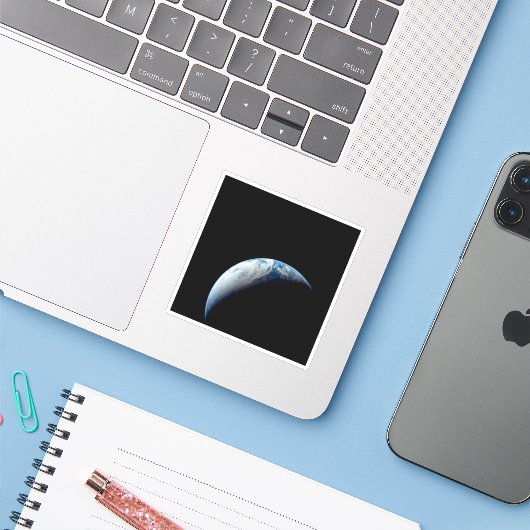 Crescent Earth genomen van de Apollo 4 missie. Sticker (Laptop met iPhone)