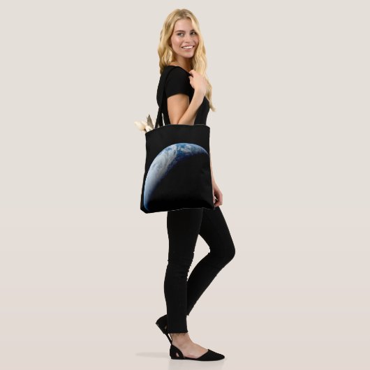 Crescent Earth genomen van de Apollo 4 missie. Tote Bag (Op model)