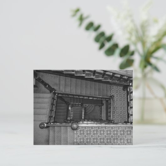 Crescent Stairwell Grayscale Briefkaart (Staand voorkant)