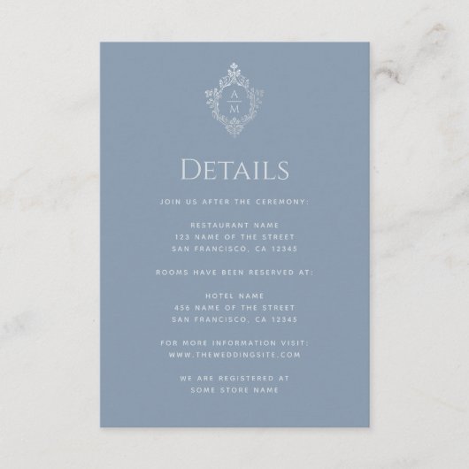 Crest Dusty Blue Bruiloft Details Monogram Informatiekaartje (Voorkant)