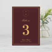 Crest Monogram Burgundy Gold Wedding Table Number Kaart (Staand voorkant)