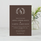 Crest Monogram Chocolade Bruin en Witte Trouw Kaart (Staand voorkant)