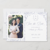 Crest Monogram Dusty Blue Script Foto Save The Date (Voorkant)