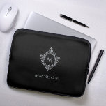 Crest Zwart Grijs Monogram Naam  Monochrome Laptop Sleeve<br><div class="desc">Een zwart en zilverkleurig ontwerp met het monogram initiaal in een kam, aanbevolen voor een man. De kam is faux silver folie, de achtergrond is zwart. Onder de kam staat de naam in grijs pet. De bloemenkam uit een oude boekomslagband, van het boek "Rust, Smut Mildew & Mold", uit 1870,...</div>