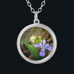 Crested Dwarf Iris blue paarse witte bloem Zilver Vergulden Ketting<br><div class="desc">Crested Dwarf Iris op Lake Arrowiad Trail Foto van Sandy Closs tijdens het wandelen in mei. Mooie,  kleurrijke Blauwe paarse Wilde Iris groeit op de bossen nabij dit Clear Blue North Georgia-meer. Bloemen,  bloemen,  wilde bloemen,  bruiloft,  sympathie,  verjaardag,  lavender White van de "moederdag" partij</div>