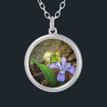 Crested Dwarf Iris blue paarse witte bloem Zilver Vergulden Ketting<br><div class="desc">Crested Dwarf Iris op Lake Arrowiad Trail Foto van Sandy Closs tijdens het wandelen in mei. Mooie,  kleurrijke Blauwe paarse Wilde Iris groeit op de bossen nabij dit Clear Blue North Georgia-meer. Bloemen,  bloemen,  wilde bloemen,  bruiloft,  sympathie,  verjaardag,  lavender White van de "moederdag" partij</div>