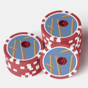 Cricketbal op blauwe kapotte cricketstumps, poker chips