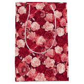 Crimson & Blush Seamless Rose Pattern Medium Cadeauzakje (Voorkant)