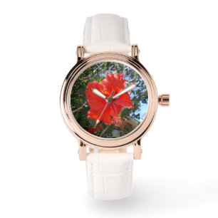 "Crimson Grace: Rode Hibiscus Bloeiend aan een Boo Horloge