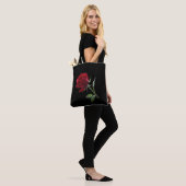 Crimson on Ebony: De enige rode roos, Tote Bag (Op model)