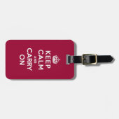 Crimson Red Keep Calm en Carry On (witte tekst) Bagagelabel (Voorkant horizontaal)