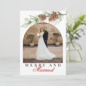 Crimson Red Pine Merry & Married Photo Christmas Feestdagenkaart (Staand voorkant)