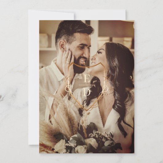 Crimson Red Rust Gold Monogram Foto Save The Date (Achterkant)