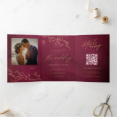 Crimson Rood en Goud Botanische Elegante Huwelijk Drieluik Uitnodiging (Binnen)