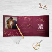 Crimson Rood en Goud Botanische Elegante Huwelijk Drieluik Uitnodiging